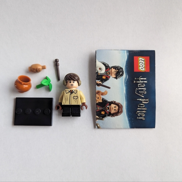 LEGO Harry Potter collectible minifigure Neville w/accessories and stand - Picture 4 of 6